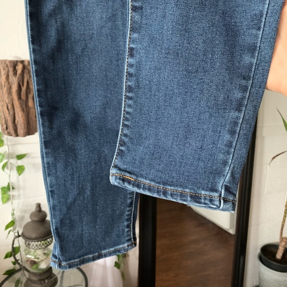 Levi’s 711 Skinny Jeans Dark Wash - Picture 2 of 6